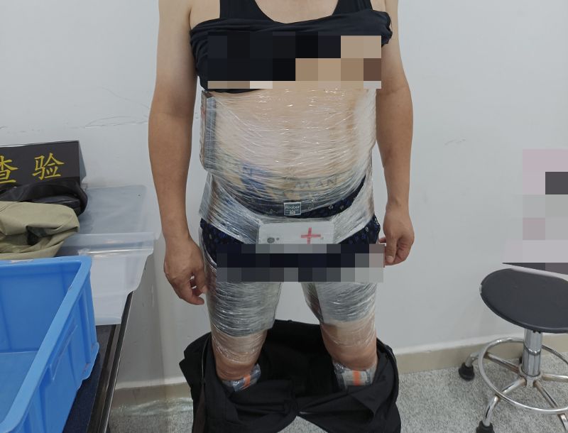 闸口海关查获一男子人身绑藏旧手机50台进境